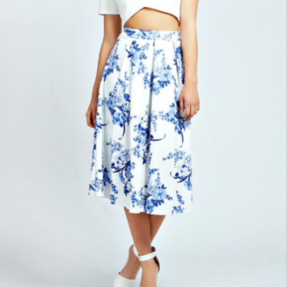 SOLD IRL Boohoo Blue Floral Porcelain Skirt